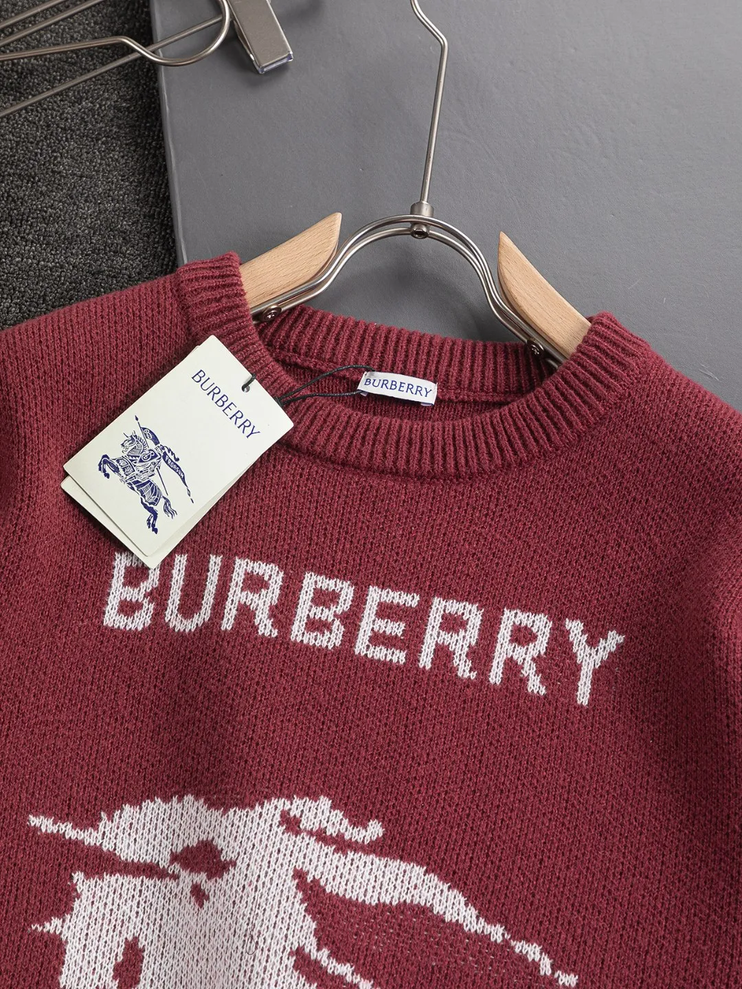 BURBERRY BBR bbr S-Xl BBR 25SS New Arrival New Arrival logo 🪡 50% 35% 15% T ，B ， ， Khaki ~~ ， B LOGO ， ， ， ！ Black White ， ， ~~ Classic ！！ ， ， ， Breathable ~ ！！Size：S-XL， ：Khaki Red ： S： 41- 51- 66 M： 43- 53- 68 L： 45- 55- 70 XL: 47- 57- 72